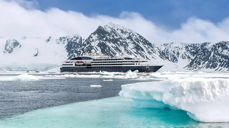 L'Austral Ship Exterior